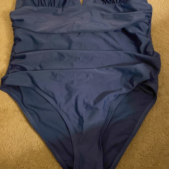 ***NWT*** CUPSHE HALTER RUCHED TUMMY CONTROL ONE PIECE SWIMSUIT - Picture 2 of 12